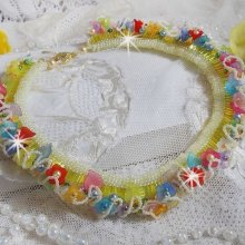 Garden Flowers halsband med Frosted blommor, stenar, gula rör, Lucite blommor och stenar