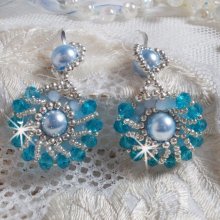 BO Ode Blue and Silver skapad med pärllika runda pärlor, platta facetter och silverfärgade fröpärlor.