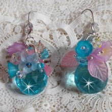 Ondine Blue BO skapad med Swarovki-kristaller och rosa hartsblommor.