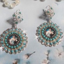 BO Moment de Détente skapad med Vintage Dames förstoringsglas cabochons, Swarovski kristaller, stämplar och glaspärlor.