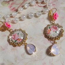 BO Bouquet Valentine skapad med glascabochoner av rosabouquet, cabochoner av harts och Swarovski-kristaller. 