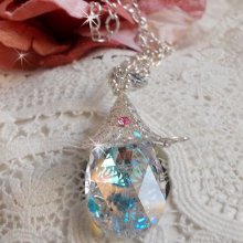 Silver Flower Necklace med ett vackert hänge i Swarovski-kristall, en hjärtformad insats i silver med kedja, ringar, lås och förlängningskedja i silver 925/1000