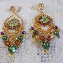 BO Venetian Moon broderad med kameleonfärgat sidenband, Swarovski-kristaller och magiska pärlor.