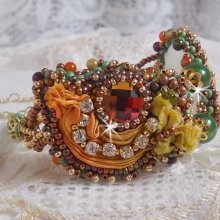 Venetianskt månarmband broderat med sidenband, facetterade cabochoner, Swarovskikristaller och magiska pärlor.