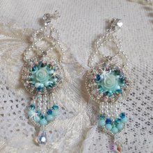 BO Blue Flowers Haute-Couture broderad med Swarovski-kristaller, mintfärgade hartscabochoner, Miyuki fröpärlor och 925/1000 silverhäftstift.