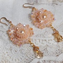 BO Idylle Beauty broderad med Swarovski-kristaller, guldpläterade tillbehör och fröpärlor.