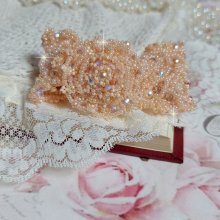 Idylle Beauty armband broderat med Swarovski-kristaller, facetter, runda pärlor, fröpärlor med ett guldpläterat lås och kedja.