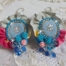 BO Far West broderad med denimtyg, rosor av harts, Swarovski-kristaller, olika pärlor, fröpärlor och silverpärlor i 925/1000 och andra pärlor.