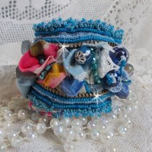 Far West-armband broderat med denimtyg, pärlor av ädelstenar: Sodalite, Agatha, keramikpärlor, bohemiska glaspärlor och fröpärlor.