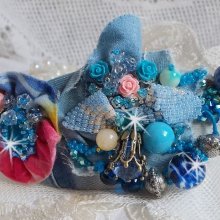 Far West hårspänne broderat med halvädelstenar (sodalit och gul jade), Jean-tyg med blommor, Swarovski-kristaller och pärlor.