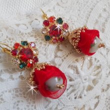 BO Mia broderad med Swarovski-kristaller, orange zirkoniumstenar, Fimo-pärlor och fröpärlor.