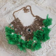 Belle Emeraude halsband med tygblommor, Swarovskikristaller och fröpärlor