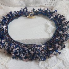Korallblomhalsband med fröpärlor och halvädelstenar som kvarts, sodalit och lapis lazuli.