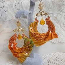 BO Rumba broderad med Swarovski-kristaller, facetter, pärlor och distanser på ett sidenband (Shibori)