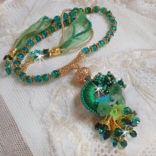 Green Iris halsband broderat med smaragdgrön DMC-bomull, Swarovski-kristaller, harts- och fröpärlor.