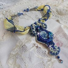 Haute-Couture Blue Palace hängande halsband med färgade fröpärlor och Swarovski-kristaller