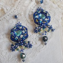 BO Blue Palace Haute-Couture broderad med Swarovski-kristaller, pärlor, filigranstämplar och cabochonhållare i 925/1000 silver.
