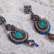 BO Ilycia Charming broderad med två turkosgröna facetterade cabochoner och Swarovski-kristaller.