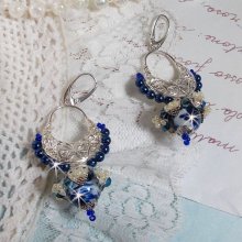 BO Lotusblommor monterade med Capri Blue/White Venetian Beads och Half Moon Candlestick Connectors