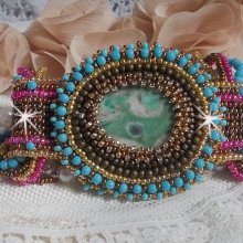 Cheyenne armband broderat med en ädelsten, en Fuchsite rubin med Miyuki fröpärlor och tjeckiska fröpärlor.
