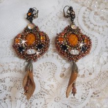 BO Amber Romance skapad med en karamellfärgad kohud, Swarovski-kristaller.