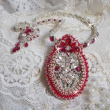 Drigon Red halsband broderat med röda Swarovski-kristaller, silverpärlor, strassstenar, 925/1000 silverlås och kedjor.
