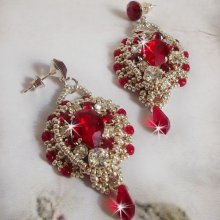 BO Drigon Red broderad med Swarovski crystal Siam cabochons, kapslingar, silverpärlor och 925/1000 silver fjärilsörhängen.