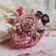 Poetic Garden Ring broderad med linne, fina spetsar, Swarovski-kristaller, pärlemorblad, Lucite-blommor, glaspärlor och fröpärlor. 