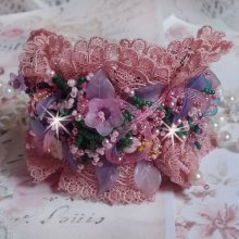 Jardin Poétique manschettarmband broderat med Old Rose Antique spetsar, Swarovski-kristaller, 18 och 24 karat guldpläterade tillbehör, pärlemor, pärlor och pärlpärlor
