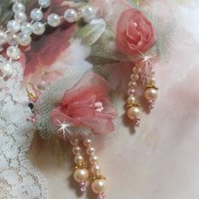 BO Douceur Poudrée skapad med Organza band, tyll, Swarovski kristaller, bohemiska glaspärlor och rocailles.
