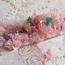 Douceur Poudrée-armband med fin rosa spets, Swarovski-kristaller, glaspärlor, fröpärlor och guldpläterade tillbehör.