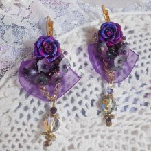 BO Lady Romantique broderad med klockblommor, rosen cabochons, PureCrystal kristaller, guldpläterad kedja och organza band.