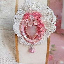 Pendentif Cœur de Quartz brodé avec cabochon Quartz, sequins, fleurs verres, dentelle et Perles Cristal Swarovski
