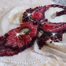 Kardinalhalsband broderat i rött och svart med röd jaspis, onyxpärlor och Swarovskikristaller.