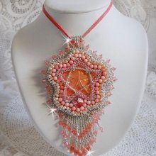 Korall hängande halsband broderat med en metallstjärna och odlade pärlor 