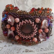 Topaz Manschett armband broderat med en pärlemor mahogny skiva, ametist, ljusrosa korall, Swarovski kristaller och fröpärlor