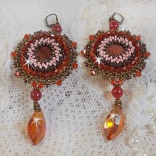 BO Topaz broderad med mahognyfärgade pärlskivor, släta runda pärlor, Swarovskikristaller och fröpärlor.