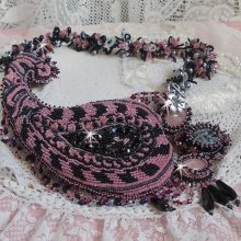 Halsband plastrron Ville d'un Soir Noir et Rose, en reflektion av ljus broderat med kvarts och Swarovski-kristaller