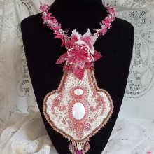 Rosa liljehalsband med vit Howlite ädelsten, fröpärlor, spets och olika pärlor Haute-Couture stil