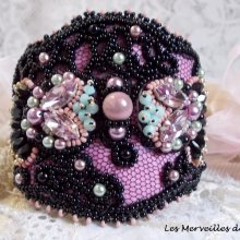 Marquise-armband broderat med Swarovski-kristaller, antik svart spets från 1950, sötvattenspärlor och fröpärlor.