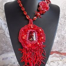 Coralie hängande halsband broderat med rikliga halvädelstenar.