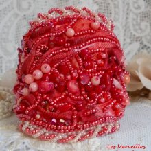 Coralie armband broderat med röd korall, ljusrosa och fröpärlor