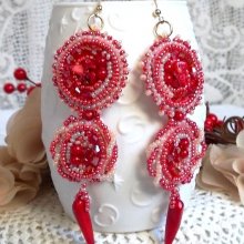 BO Coralie broderad med korallhaltiga halvädelstenar, Swarovskikristaller, fröpärlor och 14 karat guldfyllda krokar.