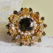 L'Oiseau des Iles Green Gold Ring broderad med Swarovski kristaller, chatons, pärlor och fröpärlor