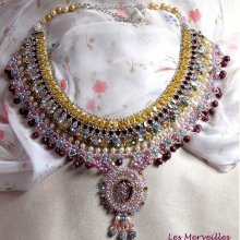 Queen of the Nights bib necklace, en dusch av underbara kristaller och pärlor 