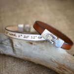 Blandat läderarmband med ingraverat T-lås i valfri färg.