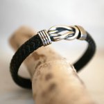 Svart läderarmband med keltisk knut och magnetiskt stålspänne