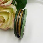Manschettarmband i flera läderfärger i gröna nyanser