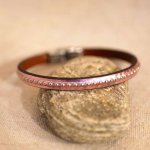 Kvinnoarmband i rosa metalliskt läder med silverpärlor 