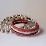 Flätat armband med manschett i läder, vitt och korall